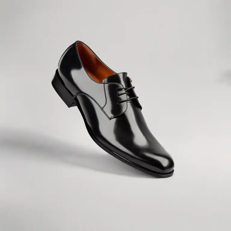 Visual representation of "vamp" - The front part of a shoe, above the toes
