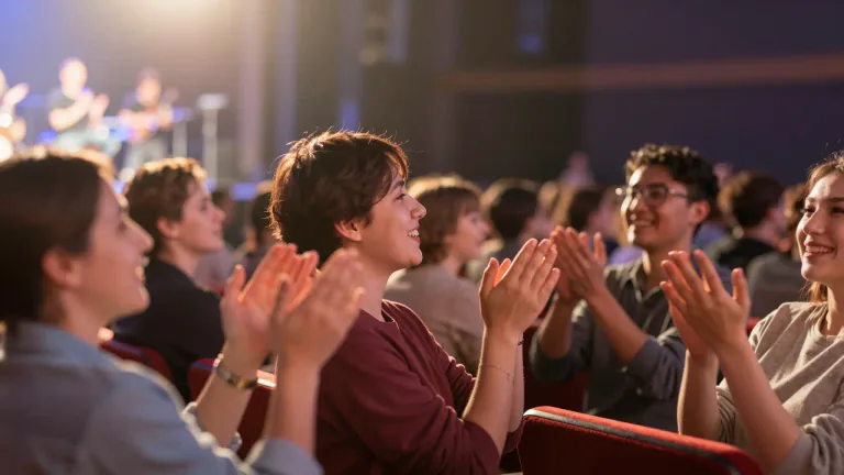 Visual representation of "applaud" - To show approval or praise by clapping hands.