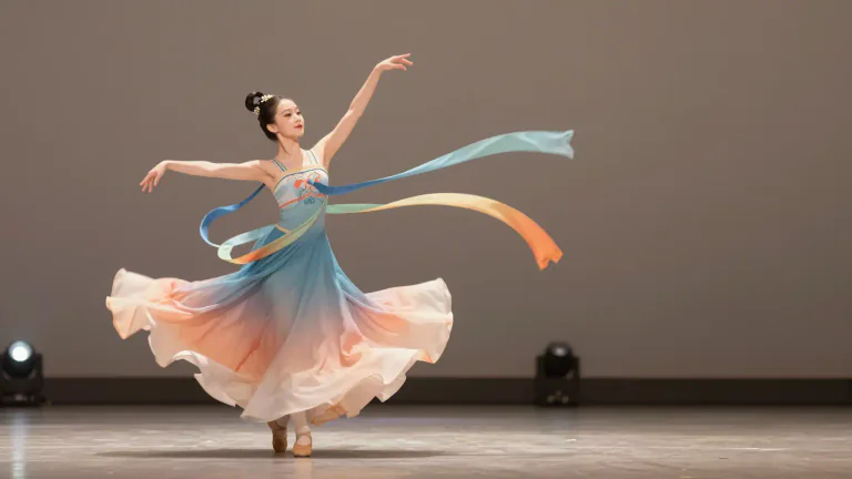 Visual representation of "graceful" - Moving in a smooth, attractive and well-controlled way.