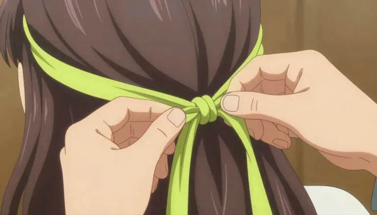 Visual representation of "tie" - To fasten or bind something using a rope, string, etc.