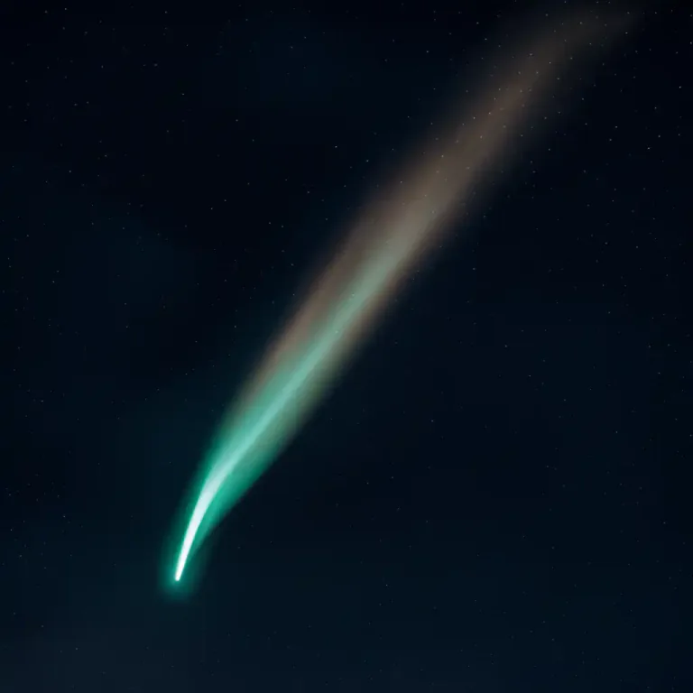 Visual representation of "tail" - The end part of a comet or other celestial body, made visible by solar radiation.