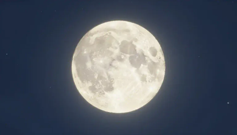 Visual representation of "gibbous" - Something that is more than a half circle but less than a full circle. It usually refers to the moon or a planet when it appears larger than a half moon but smaller than a full moon.
